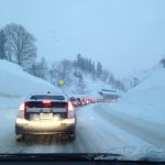 雪道で先頭車両がスタックして大渋滞という、毎年のように飛び込んでくるニュース
