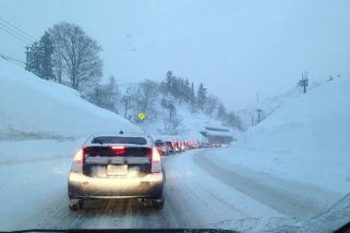 【意外と知らない】関東で積雪！「夏タイヤ」での走行は“違反”!? 反則金は…スタッドレスでも通れない「チェーン規制」を解説