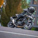 「Z500」は、日常のリラックスした走りから週末のスポーツライディングまで、幅広いシーンで爽快かつ快適な走りを楽しむことが可能