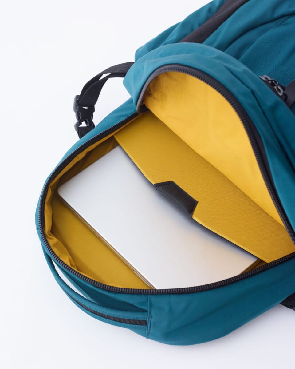 メインコンパートメントには15インチ対応のPCスリーブを搭載