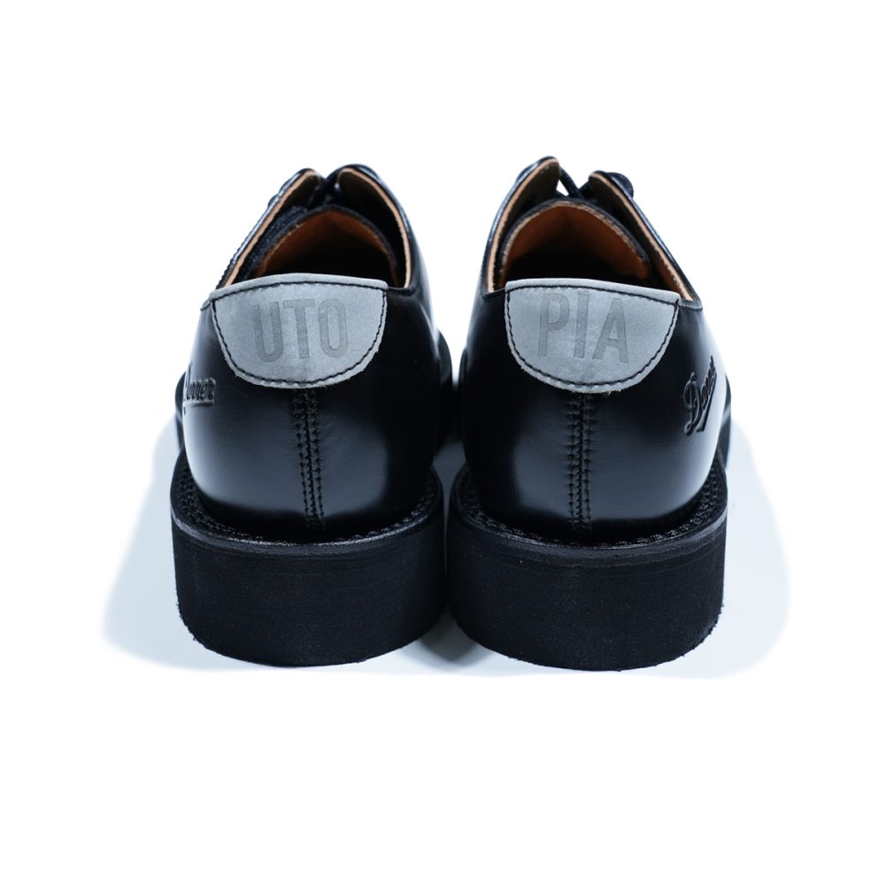 随所に配したシルバーパーツ、リフレクターは単なる装飾ではなく、「未来を照らすための光」をイメージ