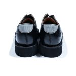 随所に配したシルバーパーツ、リフレクターは単なる装飾ではなく、「未来を照らすための光」をイメージ