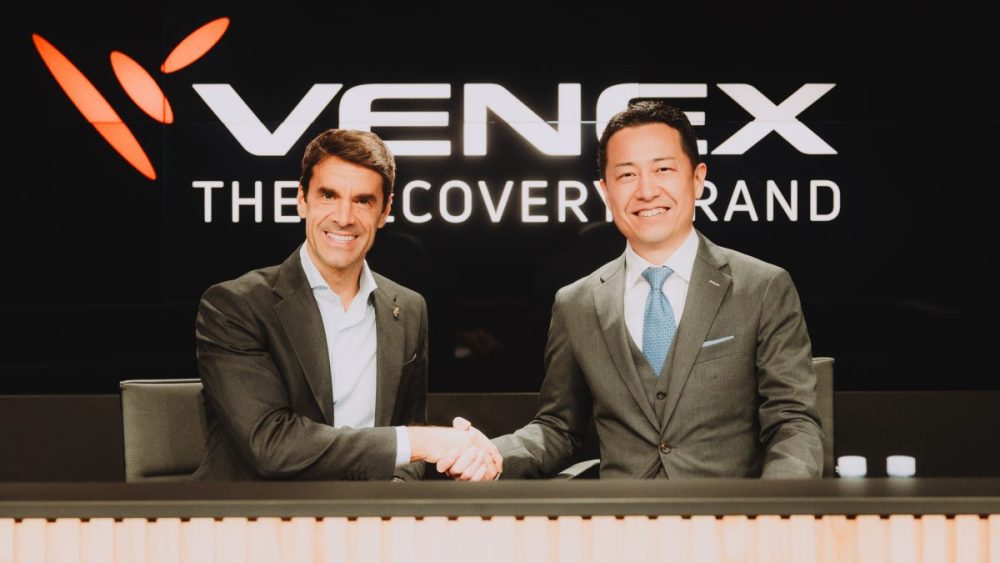 左からレアル・ソシエダ会長のヨキン・アペリバイ氏、ベネクス取締役COOの菱沼信之氏