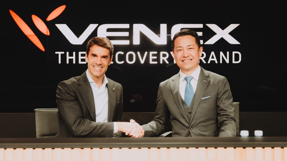 左からレアル・ソシエダ会長のヨキン・アペリバイ氏、ベネクス取締役COOの菱沼信之氏