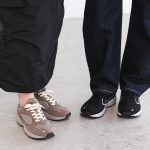 アッパーの素材には本革のような上質な表情を持つ合成皮革を採用