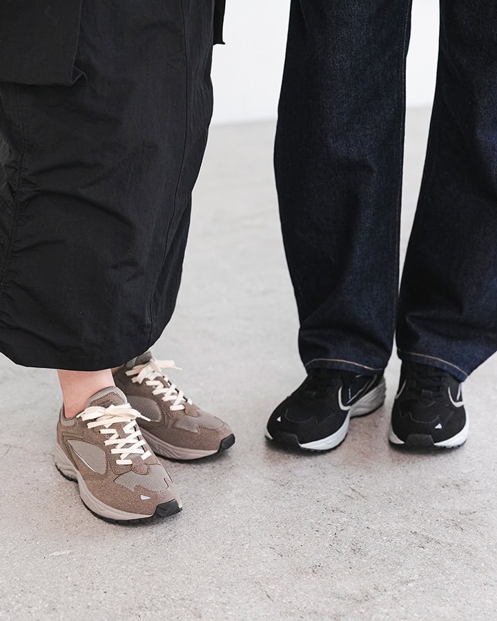 アッパーの素材には本革のような上質な表情を持つ合成皮革を採用