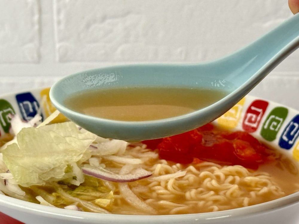 宮崎経済連直販 宮崎県高千穂産トマト使用 Tomato麺／スープベースは塩チキンベースのトマトテイスト。トマトの酸味が効いていてさっぱりしているのが特徴