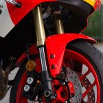 専用開発となるKYB製のフロントサスペンション