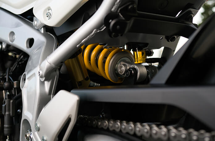 専用開発となるKYB製のリヤサスペンション