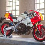 1980年代のGPファクトリーマシン「YZR500」をオマージュして仕上げられたのがXSR900 GPであり、このカラーリングは継続色
