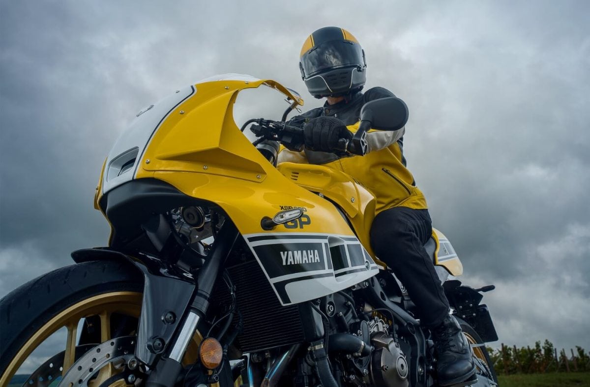 反則級のカッコ良さ】ヤマハ「XSR900 GP」の新色が最高すぎる！ 80年代