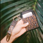 財布のDカンにつけてベルトループに下げるだけ