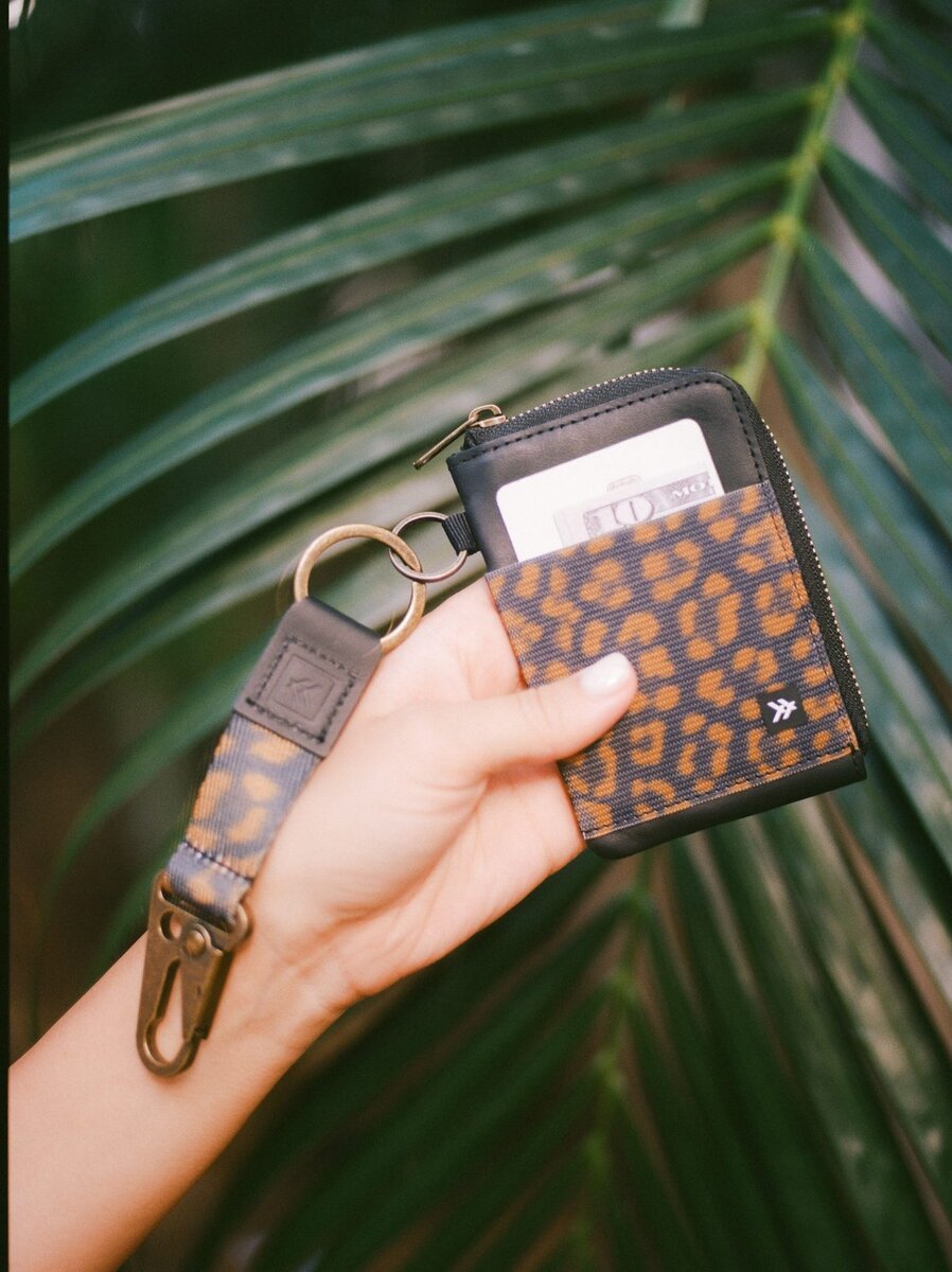 財布のDカンにつけてベルトループに下げるだけ