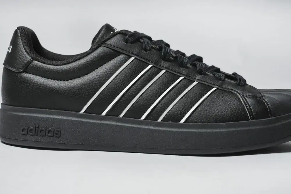 第3位　【コスパ最強】1万円でお釣りが来る!? NB、ナイキ、アディダスの隠れ名品。トレンドの「薄底＆ローテク」スニーカー3選