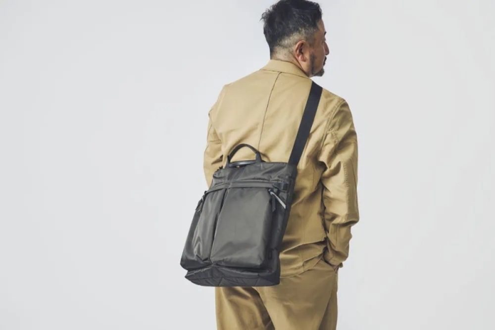 第3位 【最強すぎる通勤バッグ】最旬センス×老舗の技術が融合!アントラック「大人のためのヘルメットバッグ」が今の正解/No.1モノ雑誌編集長のお墨付き『コレ買いです』Vol.147