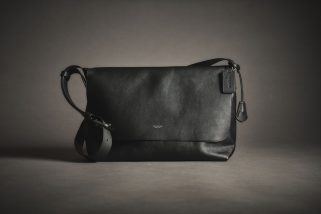 【結論、やっぱりコーチの革は凄い】一生モノ発見！オンオフ使える“大人のメッセンジャーバッグ”が感動レベル／No.1モノ雑誌編集長のお墨付き『コレ買いです』Vol.151