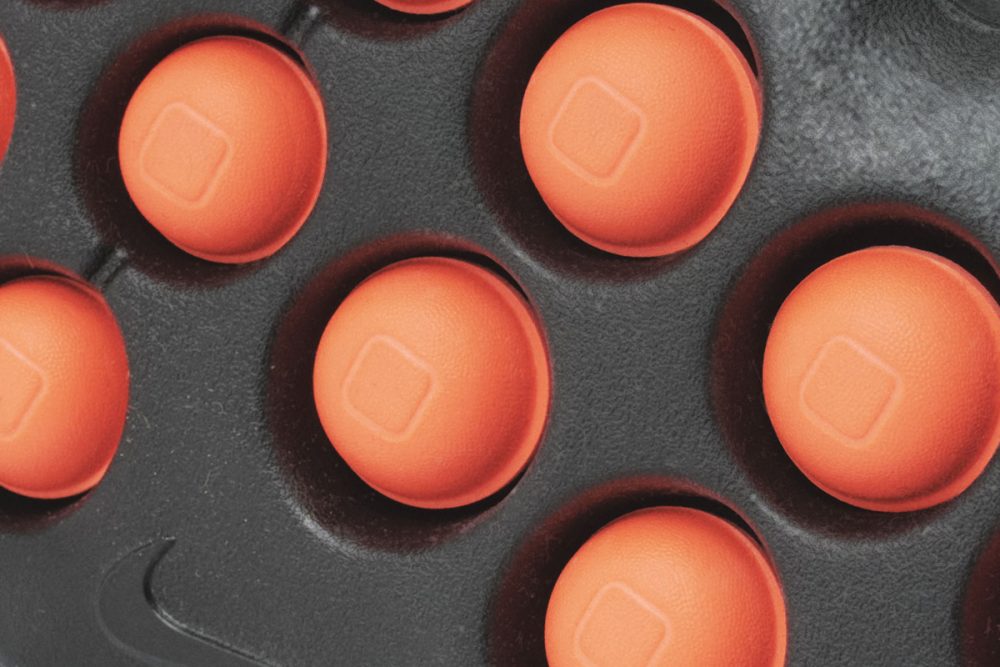 大小異なるラバーポッドが足裏に22個並んでいる