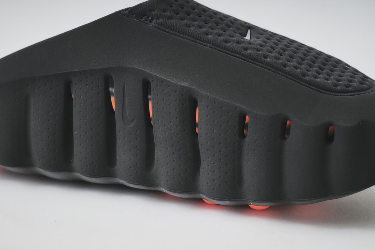 内側はスリットが入れられていて、通気性を高める