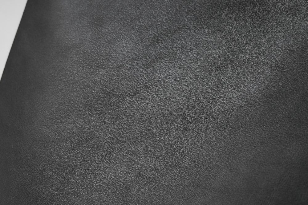 ベースとして使われているのはセミベジタブルなめしを施したナチュラル グレイン レザー