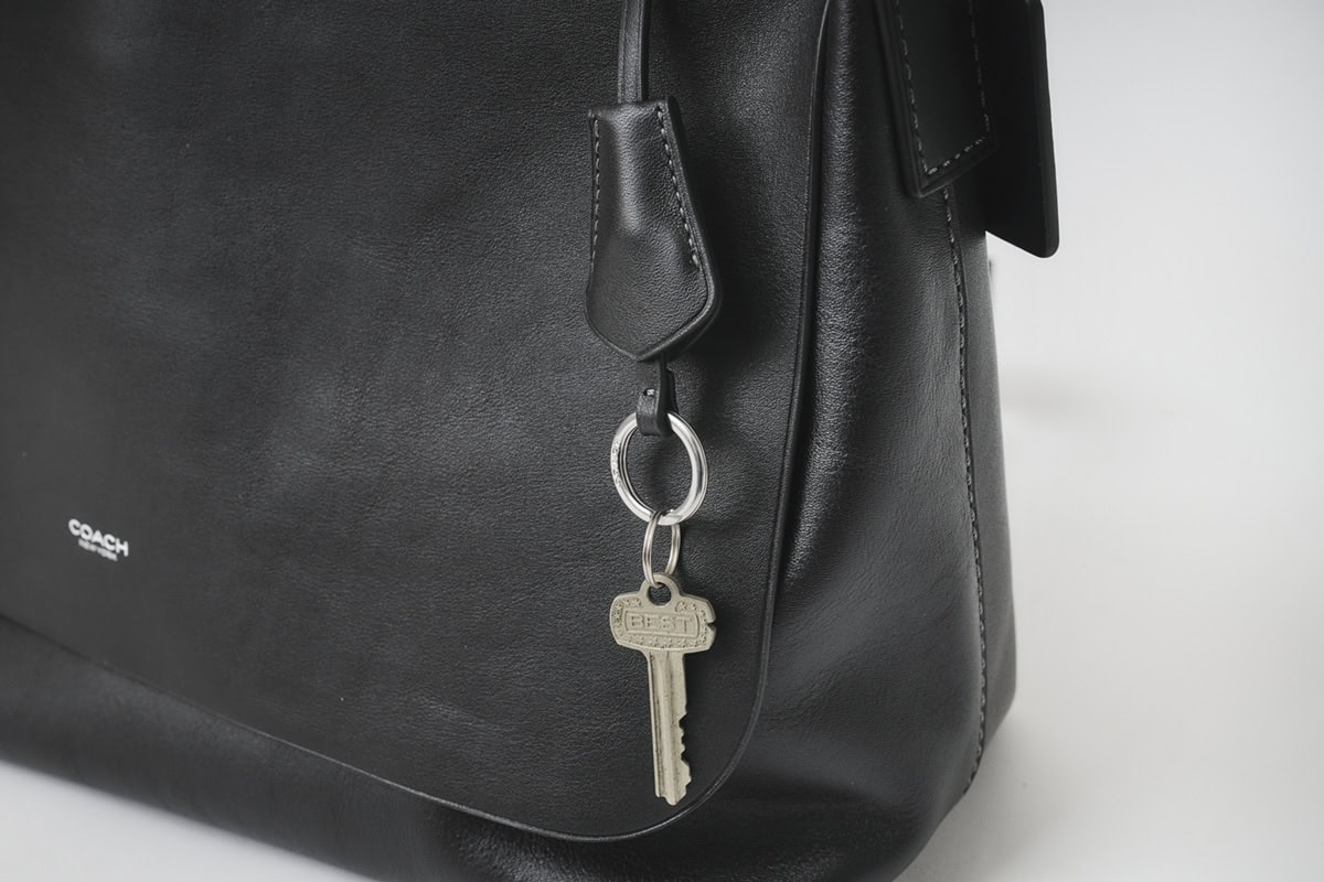 外側にはカバー付きのキーリングを装備