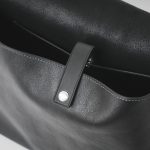 開口部にはホックボタンを装備