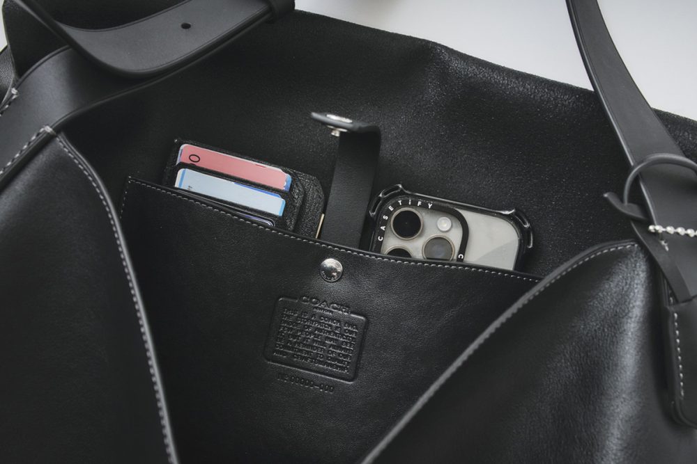 ホックボタン付きの内ポケットを装備