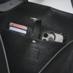 ホックボタン付きの内ポケットを装備