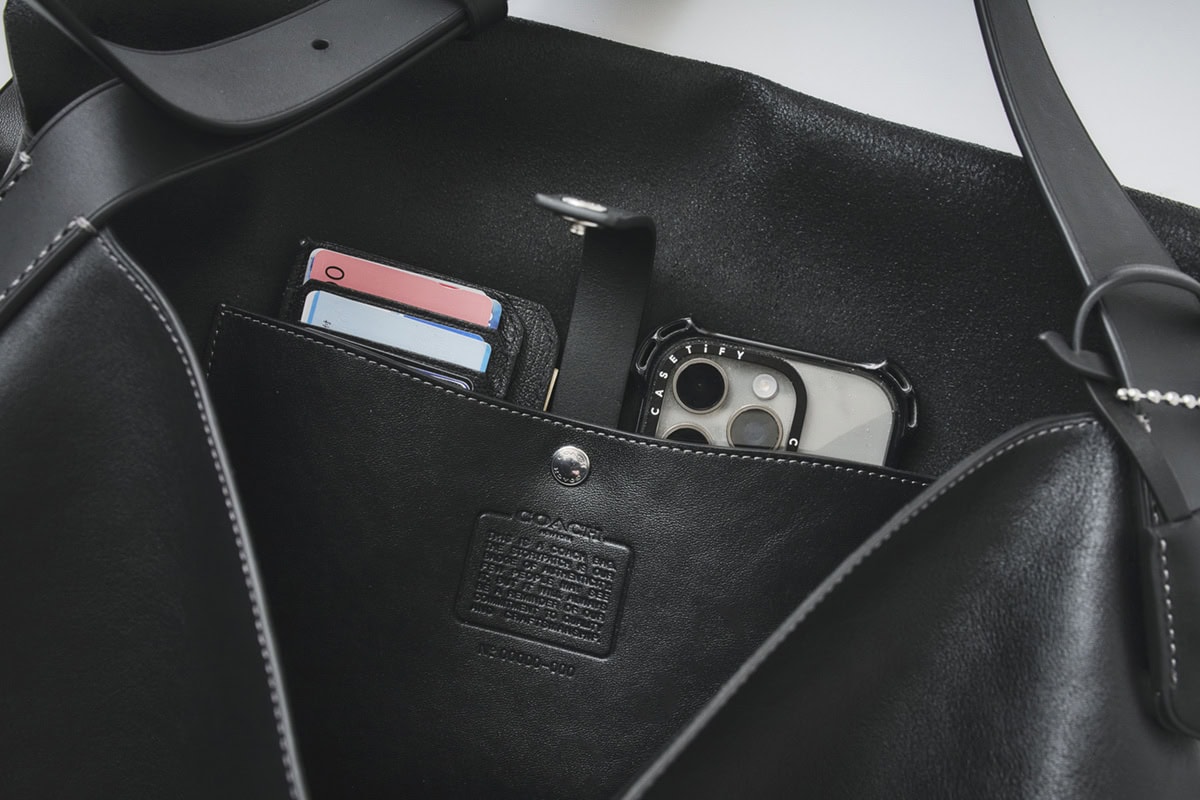 ホックボタン付きの内ポケットを装備