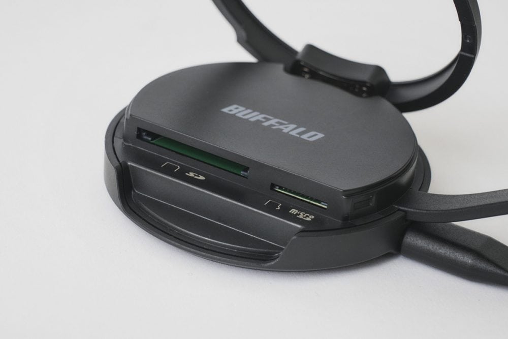 SDカードとmicroSDカードのスロットを搭載し、かつ同時認識も可能なカードリーダー