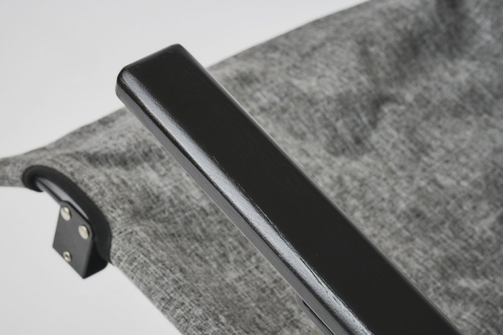 アームレストに天然木を採用