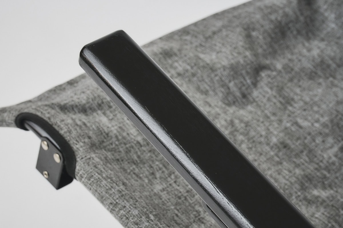 アームレストに天然木を採用