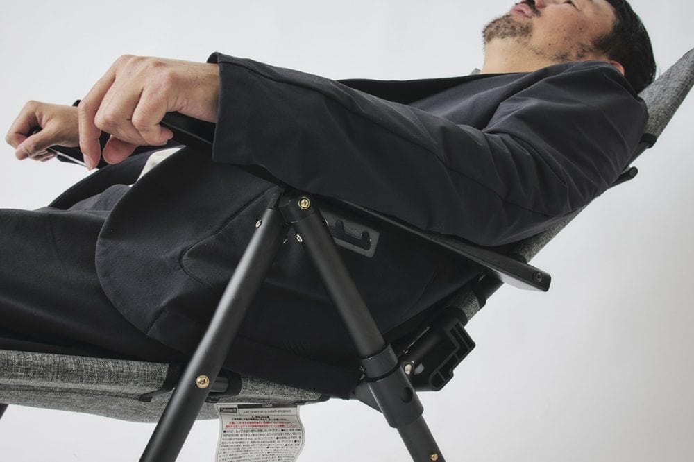 背もたれの調節は、アームレストで行う