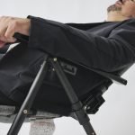 背もたれの調節は、アームレストで行う