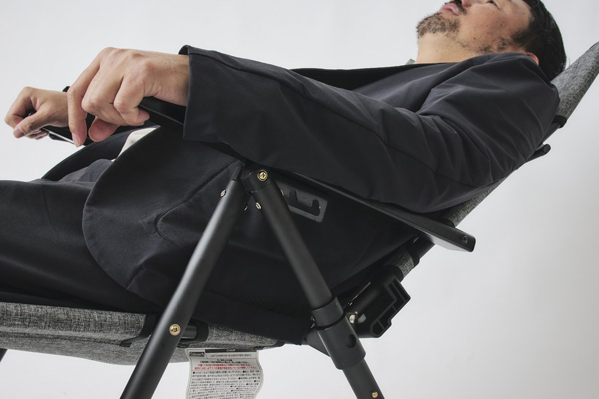 背もたれの調節は、アームレストで行う