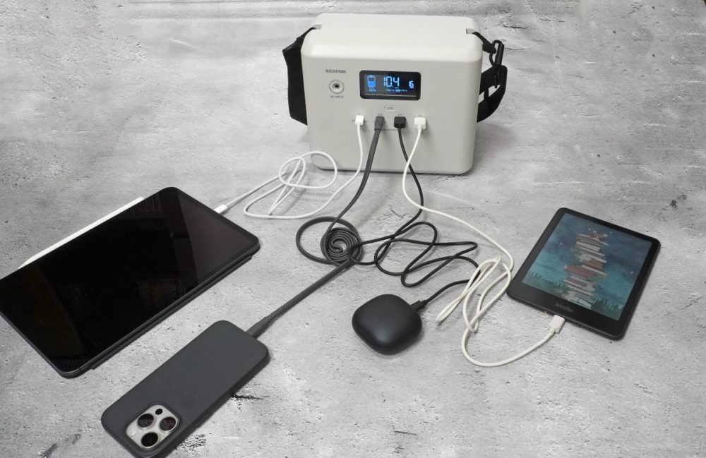 アイリスオーヤマ「小容量 ポータブル電源 IPU-A280-W」でたくさん充電中