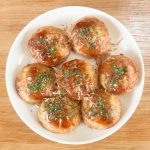 業務スーパーのたこ焼きは完成すると生地が柔らかいのが伝わるくらい、ちょっと平たくつぶれます