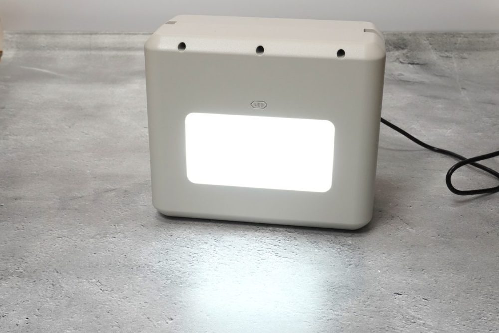 アイリスオーヤマ「小容量 ポータブル電源 IPU-A280-W」背面のLED