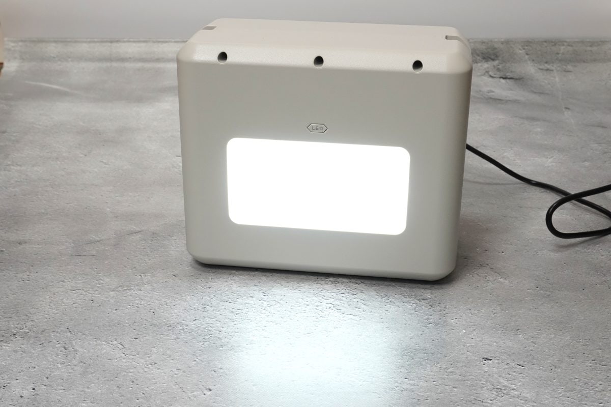 アイリスオーヤマ「小容量 ポータブル電源 IPU-A280-W」背面のLED