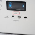 アイリスオーヤマ「小容量 ポータブル電源 IPU-A280-W」のUSBボタン。押すとUSB充電がスタートする