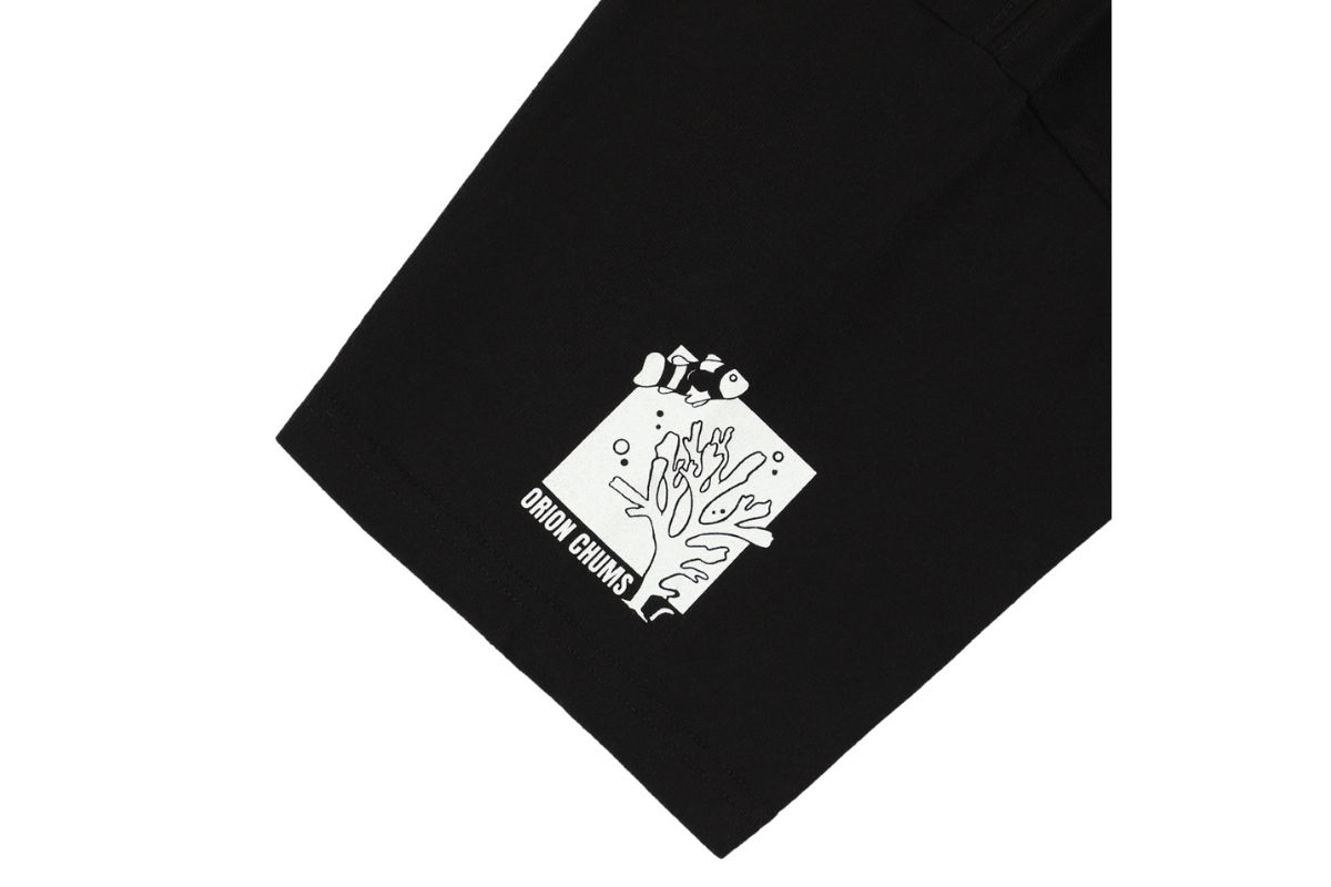 コラボ企画のテーマ「沖縄の美ら海をずっと守っていくために」を表現したロゴマークを袖部にプリント