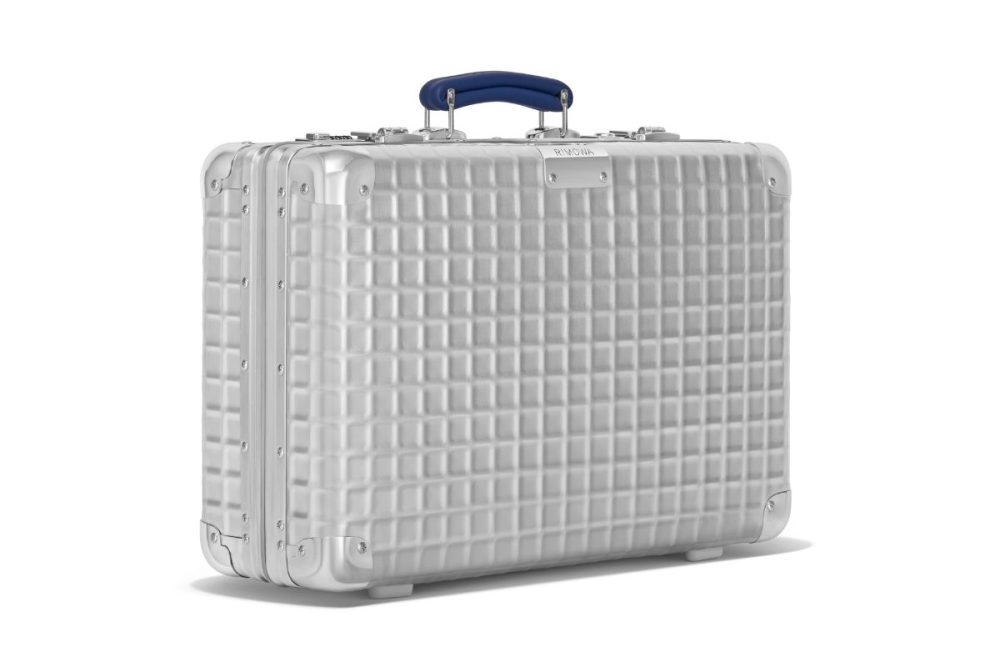 リモワ「Classic Aluminium Grid ハンドキャリーケース」￥341,000／H35×W48×D17㎝／18ℓ／2.8㎏