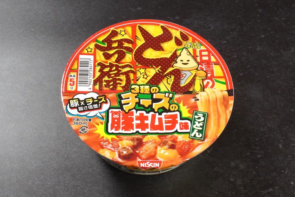 日清食品「日清のどん兵衛 3種のチーズの豚キムチ味うどん」