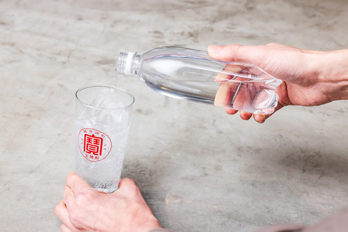 【家飲みが極上の時間に】割って楽しめる極上〈宝焼酎〉があれば、笑い話も腹を割った話も最高のつまみになる!