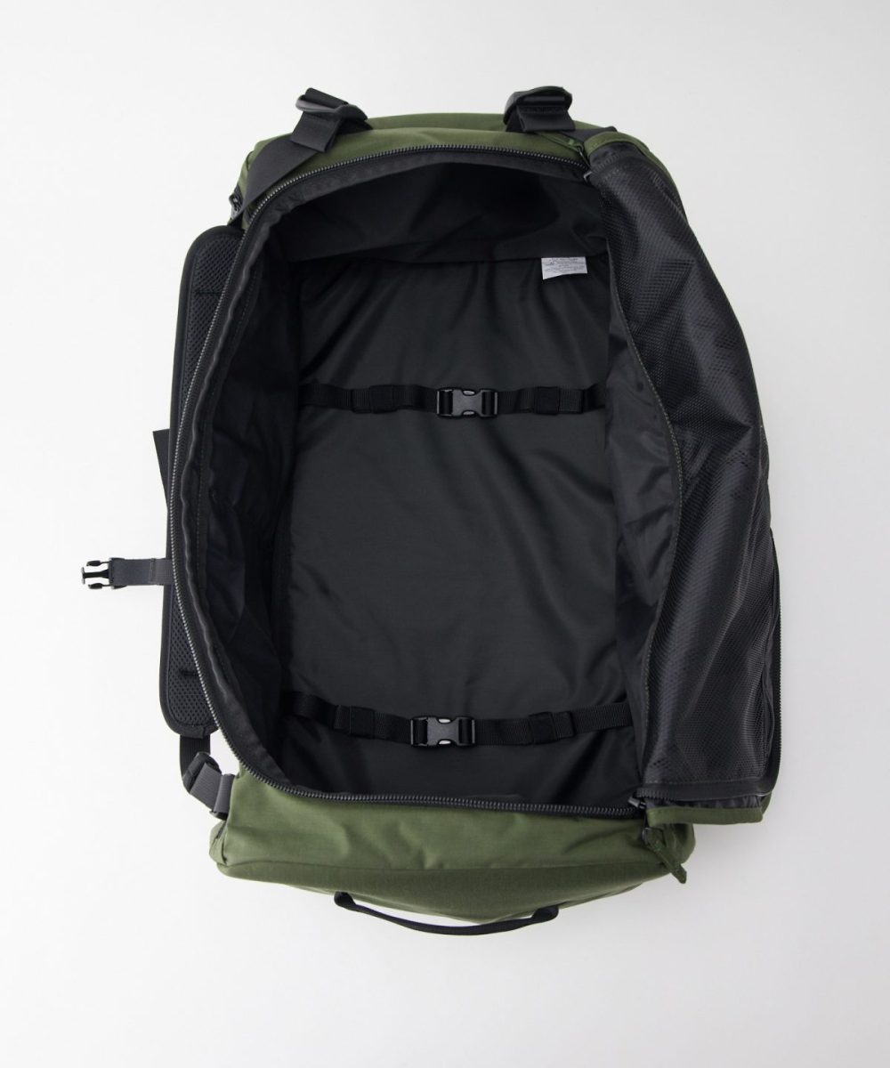 前面に小型のジッパーポケット、内側にメッシュポケットを備え、収納力も抜群