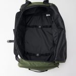 前面に小型のジッパーポケット、内側にメッシュポケットを備え、収納力も抜群