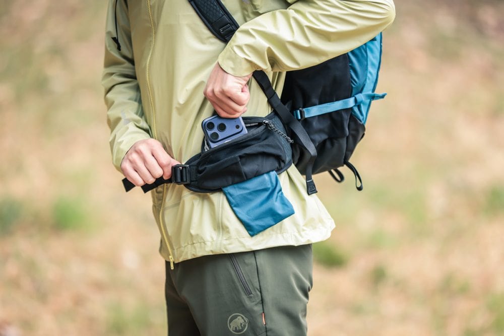 歩行を安定させるヒップベルトも装備