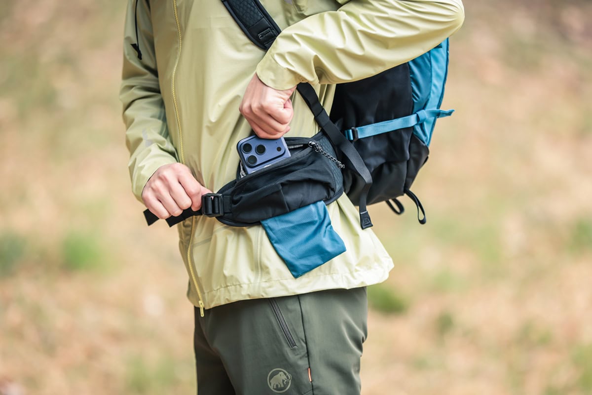 歩行を安定させるヒップベルトも装備
