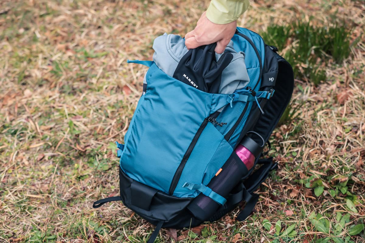 脱いだアウターやグローブなどをサッと入れておける