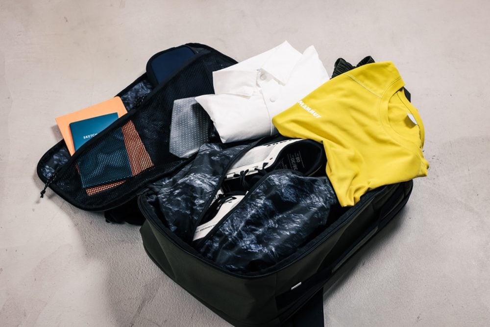 シューズポケットを備えている