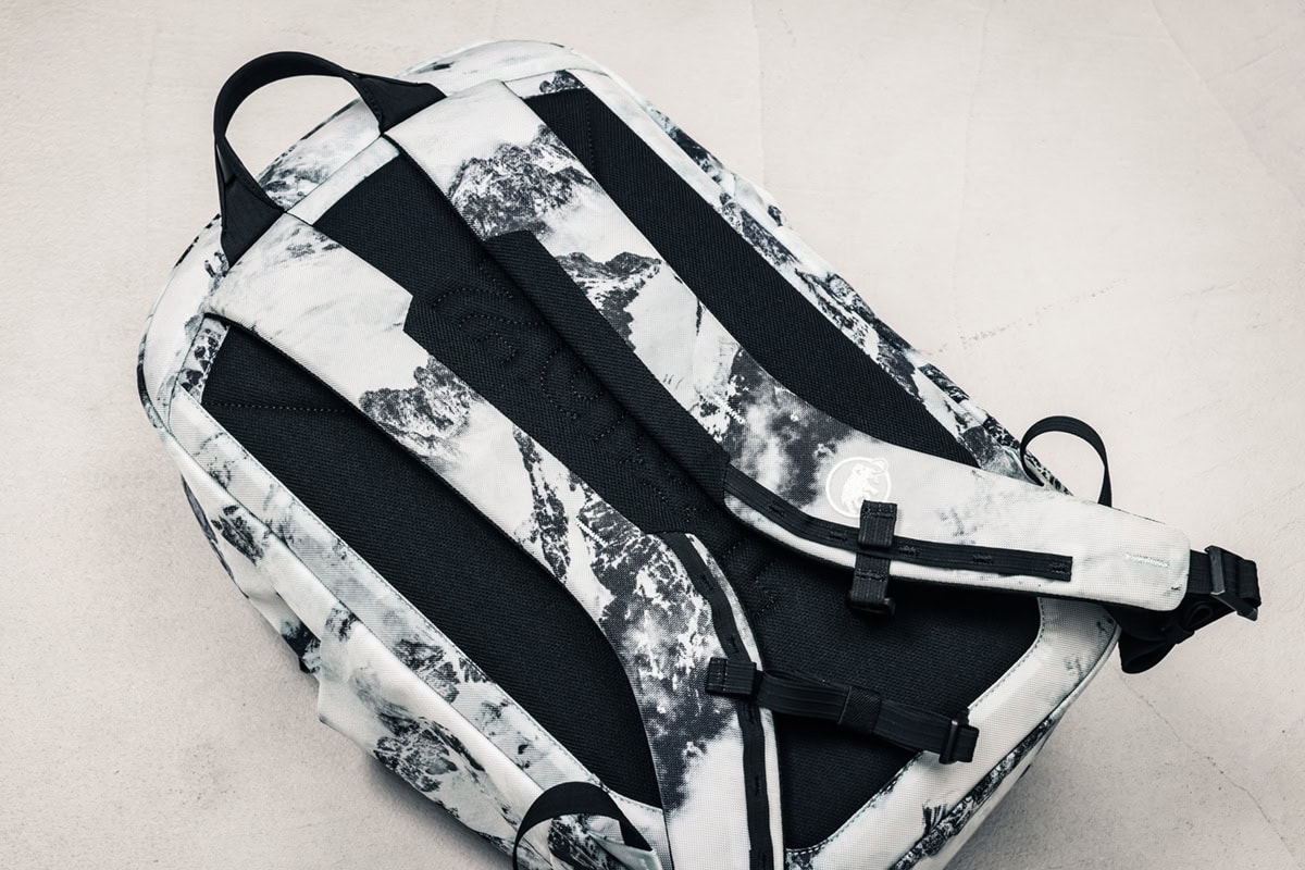 今季モデルではショルダーハーネスの付け根の構造が変更され、強度が向上